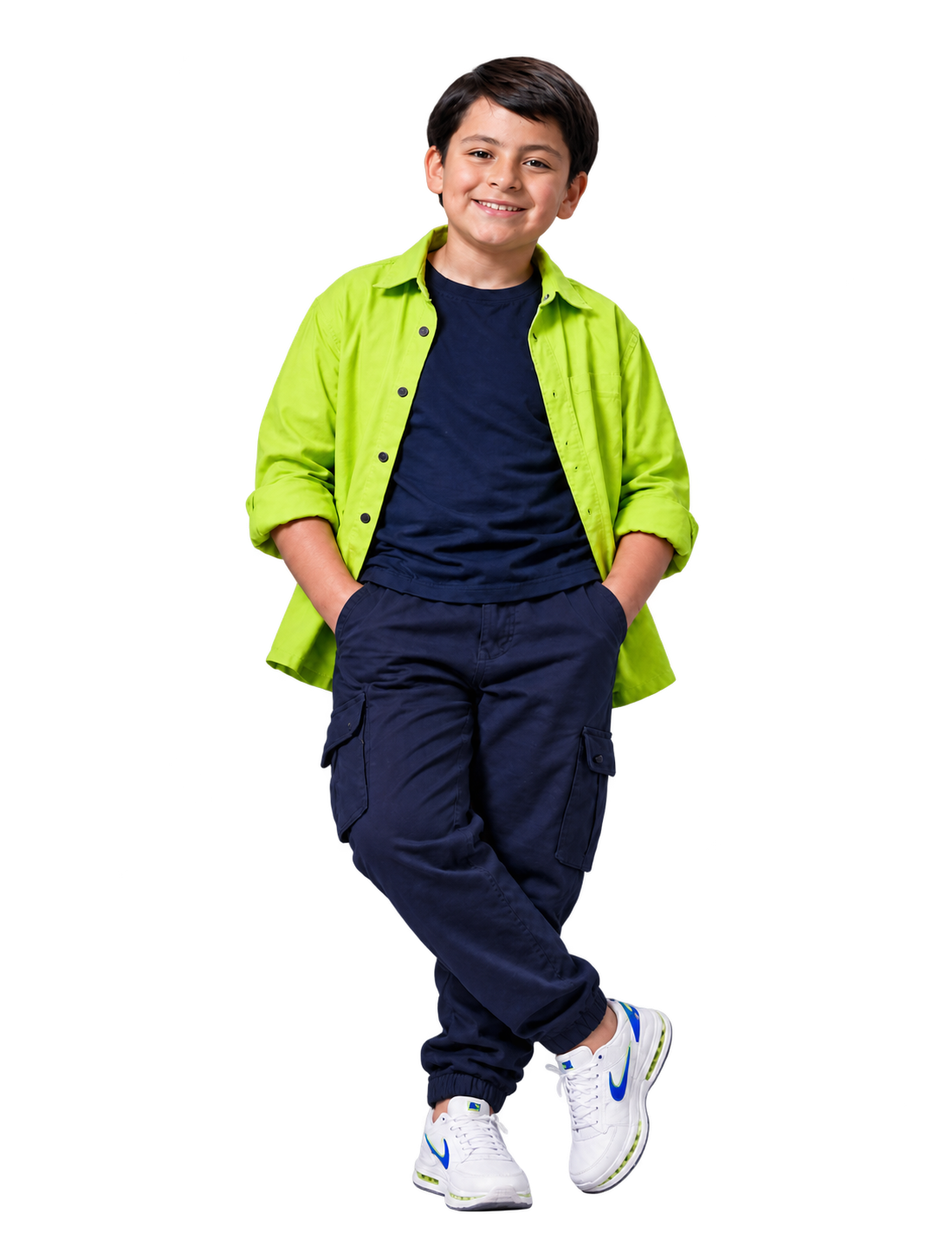 Luis OZ sonriendo con camisa verde, pantalón azul y tenis blancos